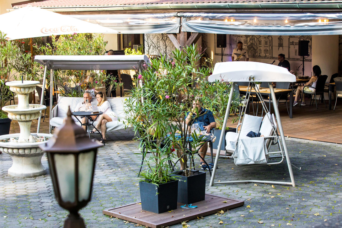 Hotel Bankov Garden Restaurant